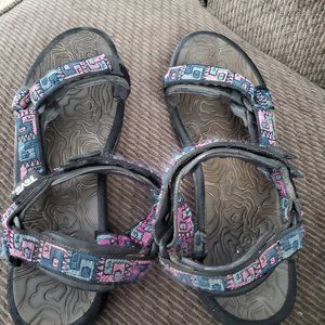 Size 10 teva for women. Some wear. 15$ obo